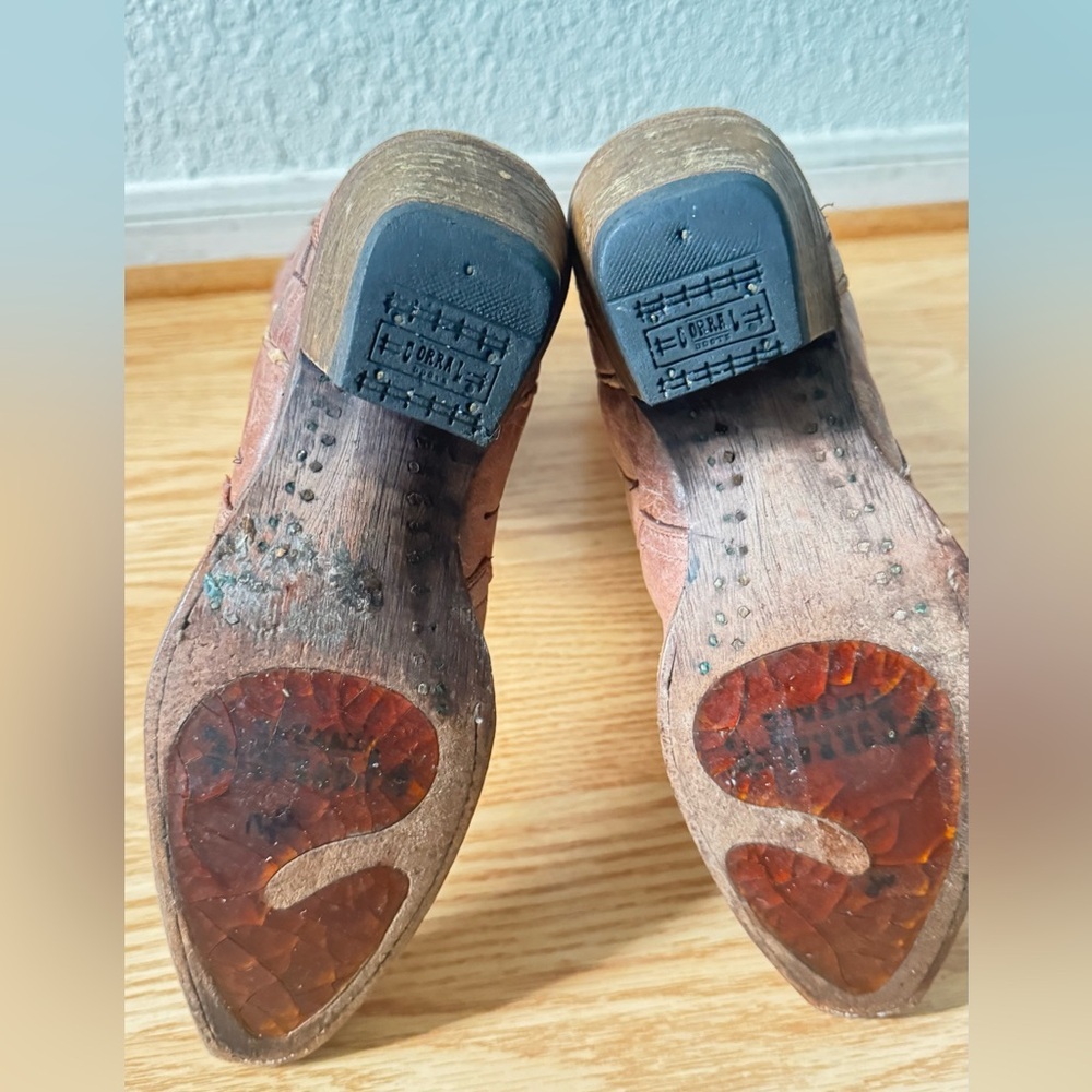 Corral Vintage Distressed Women's Daisy Overlay Cowgirl Boot Snip Toe Size 6 1/2 - Picture 12 of 16